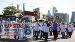 Anggota serikat pekerja Teamsters turun ke jalan dalam peringatan Hari Buruh di Detroit, Michigan, pada 2 September 2024. (Foto: Reuters/Rebecca Cook)