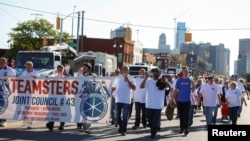 Anggota serikat pekerja Teamsters turun ke jalan dalam peringatan Hari Buruh di Detroit, Michigan, pada 2 September 2024. (Foto: Reuters/Rebecca Cook)