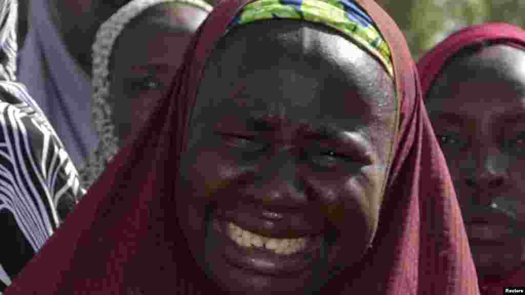 Iyayen da &lsquo;yan uwan &lsquo;yan matan da aka sace suna maida jawabi a taron da suka yi da gwamna jihar Borno, a Chibok, jihar Borno, 22 Afrilu 2014.