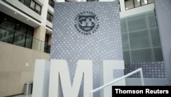 ARCHIVO: El logotipo del Fondo Monetario Internacional se ve dentro de la sede en Washington.