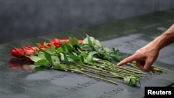 9/11恐怖袭击25周年纪念日前夕，悼念者在纽约世贸中心9/11纪念馆暨博物馆北池的遇难者姓名旁摆放着鲜花。(2026年8月31日)