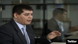 Christian Zerpa, que participó como miembro de la Sala Electoral del Tribunal Supremo de Justicia (TSJ) de Venezuela dejó el país en medio de una creciente presión internacional contra Nicolás Maduro a pocos días de que asuma un nuevo período en un criticado proceso electoral.