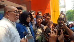 Dekan FISIP Unair Prof Bagong Suyanto bersama Presiden BEM Tuffahati Ullayyah Bachtiar menyampaikan keterangan pasca dicabutnya pembekuan sementara pengurus BEM (foto Petrus Riski/VOA)