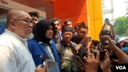 Dekan FISIP Unair Prof Bagong Suyanto bersama Presiden BEM Tuffahati Ullayyah Bachtiar menyampaikan keterangan pasca dicabutnya pembekuan sementara pengurus BEM (foto Petrus Riski/VOA)