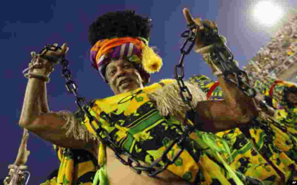 Desfile da Escola de Samba Vila Isabel no Carnaval do Rio, domingo à noite. O enredo prestou homenagem à cultura, história, fauna e flora de Angola.