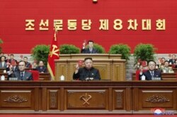 지난 1월 북한 평양에서 열린 노동당 8차 대회에서 김정은 국무위원장의 오른쪽에 최룡해 최고인민회의 상임위원장, 왼쪽에 조용원 당 비서가 앉아있다.