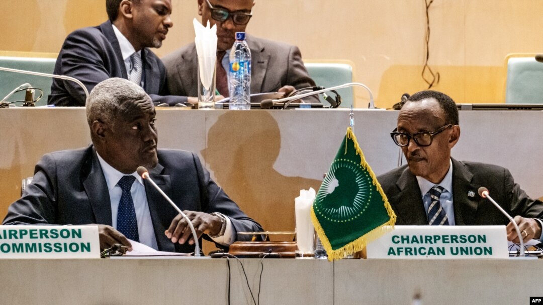 Moussa Faki, presidente da Comissão, e Paul Kagamé, presidente da União Africana