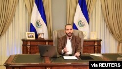 El presidente de El Salvador, Nayib Bukele, habla durante una transmisión televisada desde la casa presidencial en San Salvador, el pasado 17 de mayo.