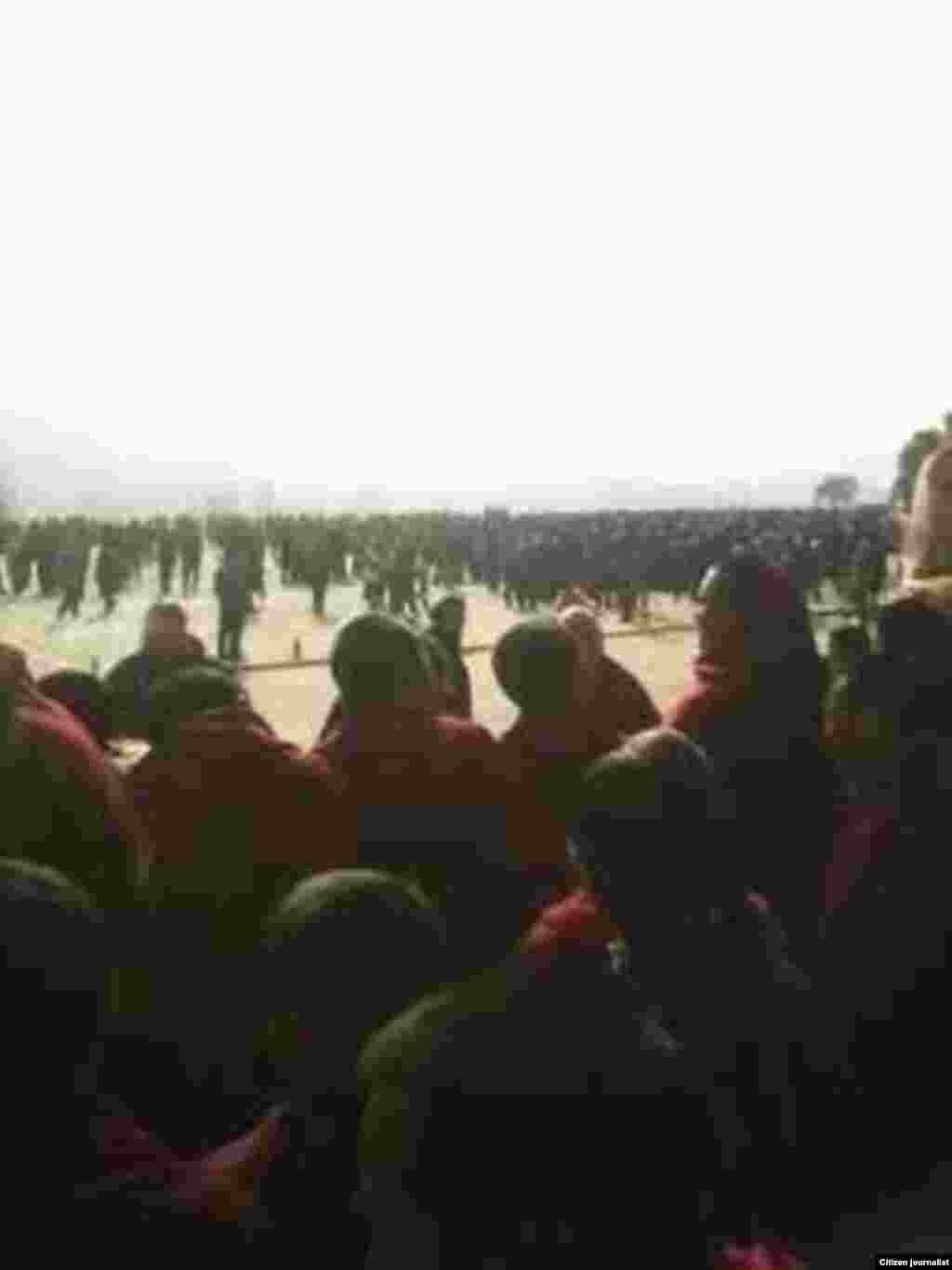 据报道数百甚至数千名藏人走上青海同仁街头抗议。