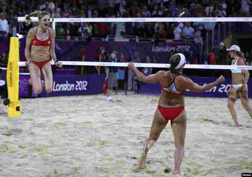 Misty May-Treanor y so coequipera de voley playa, Kerri Walsh Jennings, celebran su triunfo en la playa artificial del Cuartel de la Caballería Real de Londres.