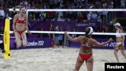 Misty May-Treanor y so coequipera de voley playa, Kerri Walsh Jennings, celebran su triunfo en la playa artificial del Cuartel de la Caballería Real de Londres.