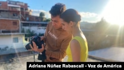 El fotógrafo Difred Colina retrata a la bailarina Samanta Moratinos en una barriada en Caracas. Foto: Adriana Nuñez Rabascall - VOA.