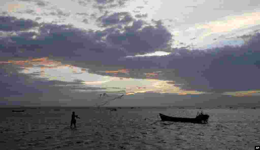 Nelayan Sri Lanka dari etnis Tamil melempar jaring untuk menangkap ikan di laguna di Jaffna.