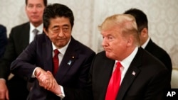 Prezidan ameriken an Donald Trump ak Premye minis japonè a Shinzo Abe kap bay lamen pandan yo rankont ofisyèl nan Tokyo, Japon. 27 me 2019. (Foto: AP/Evan Vucci)