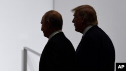 도널드 트럼프 미국 대통령과 블라디미르 푸틴 러시아 대통령이 지난해 일본 오사카에서 열렸던 G20 정상회담에서 나란히 걷고 있다.