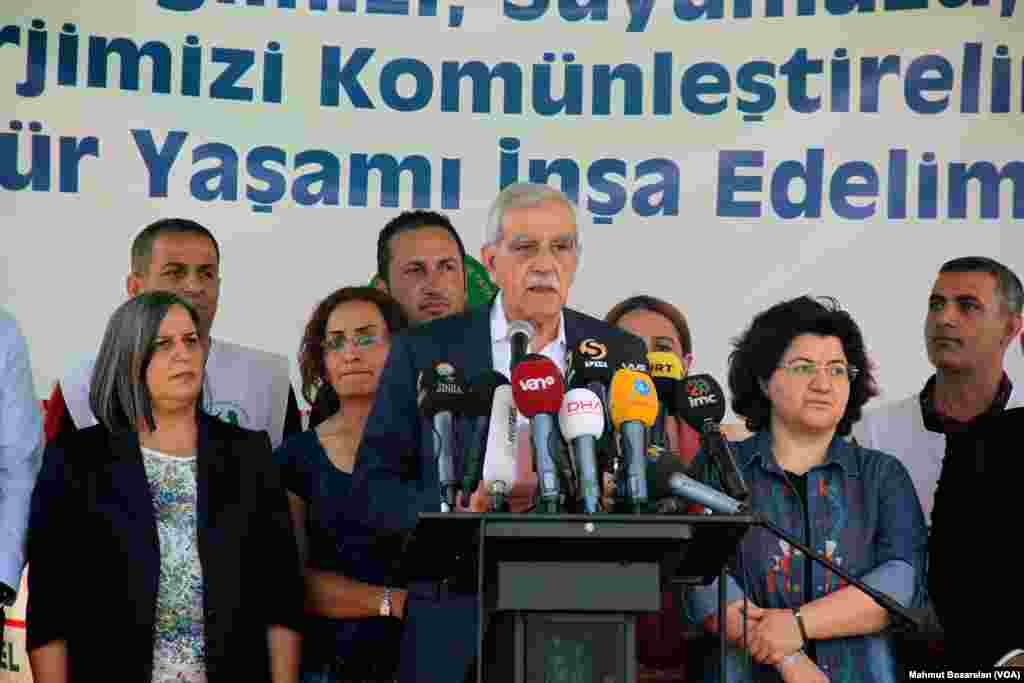 Diyarbakır&rsquo;da toplanarak özyönetim modelini tartışan Kürt siyasetçiler ve DBPli belediye başkanları ortak bir deklarasyon yayınlayarak, hükümetin özyönetime saygı göstermesini istedi. Özyönetimin devleti reddetmediği vurgulanan açıklamada özyönetim ilan edilen yerlere baskı yapılmaması istendi