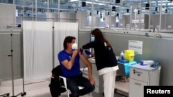 Una mujer recibe una vacuna contra COVID-19 en Madrid, España, el 24 de marzo de 2021.