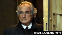 Bernard Madoff, penipu skema Ponzi terbesar dalam sejarah, ketika diadili di New York tahun 2009 (foto: dok).