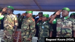  Les éléments de la MISCA, la force de l’Union Africaine en Centrafrique lors de la cérémonie leur rendant hommage le 13 septembre 2014 au camp Mpoko de Bangui, (VOA/Bagassi Koura).