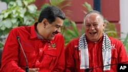 Las sanciones del Departamento del Tesoro de EE.UU. contra personas catalogadas en muchos casos de "cómplices" de Nicolás Maduro, suelen congelar todos los bienes y activos que poseen en EE.UU. y prohíben a estadounidenses negociar con ellos.