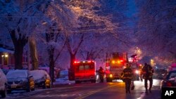 Bomberos frente a la casa incendiada en la que fallecieron siete niños de una misma familia de Brooklyn, Nueva York.