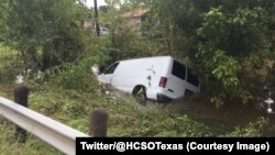 La police du comté d'Harris a retrouvé ce fourgon avec les corps sans vie de 6 membres d’une famille à bord, à Houston, Texas, 30 août 2017. (Twitter/@HCSOTexas)