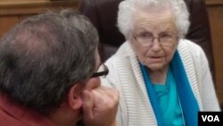 Retired clinical therapist Doug Oliver discusses old times with Geneva McElroy at a senior center in Nashville, Tennessee. (M. Osborne/VOA)