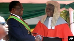 Mutungamiri wenyika VaEmmerson Mnangagwa vachitaura nemukuru wevatongi vematare Chief Justice Luke Malaba