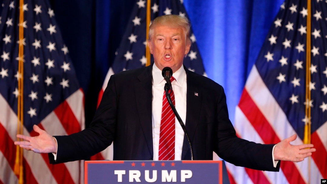 Donald Trump memberikan pidato di Youngstown, Ohio, Senin (15/8). 