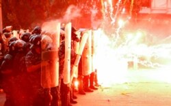 La policía libanesa fue atacada por los manifestantes que desde el sábado salieron a las calles de Beirut para exigir la dimisión del gobierno y que se encuentre a los culpables de la explosión que mató a más de 150 personas e hirió unas 5.000.