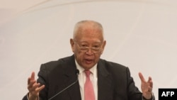 资料照片：香港前行政长官董建华在香港举行的“解决海洋争端国际公法研讨会”上发表讲话。(2016年7月15日)