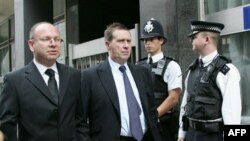 Klajv Gudman, drugi s leva, glavni urednik britanskog tabloida "Svetske vesti" ispred sudnice u Londonu, 16. avgust 2011.