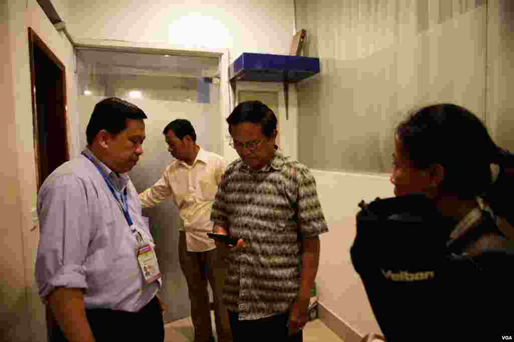 Cambodia National Rescue Party&rsquo;s President Kem Sokha talks to VOA journalists at around 10 p.m. on June 4, 2017 as the results of 2017 Commune Elections were coming in. (Aun Chhengpor/VOA Khmer)