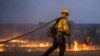 Petugas pemadam kebakaran berusaha mengendalikan kebakaran di sepanjang Highway 36 di dekat Dales, California, pada Senin, 29 Juli 2024. (Foto: AP)