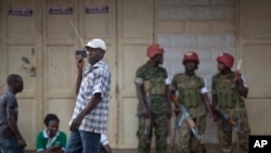 Des éléments de la police militaire dans un quartier au centre-ville de Kampala, Ouganda, 20 février 2016.