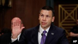 El secretario interino de Seguridad Nacional de Estados Unidos, Kevin McAleenan, dijo durante la audiencia que una mejor medida en lugar de la "cero tolerancia" sería permitirles [a los migrantes] pedir asilo de manera segura en sus países de origen.