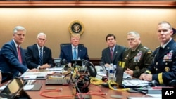 Presiden Donald Trump didampingi (dari kiri), Penasihat Keamanan Nasional Robert O'Brien, Wapres Mike Pence, Menhan Mark Esper, Ketua Kepala Staf Gabungan Jend. Mark Milley dan Wakil Direktur Operasi Khusus Brigjen Marcus Evans, memantau penyerangan atas pemimpin ISIS. (AP)