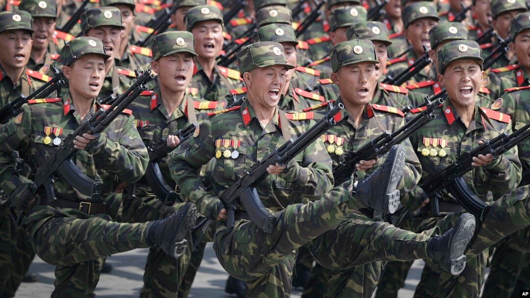 Pasukan Korea Utara melakukan parade di lapangan Kim Il Sung pada peringatan HUT ke-105 Bapak Pendiri Korut di Pyongyang, 15 April lalu (foto: dok).