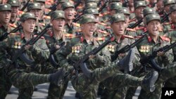 Pasukan Korea Utara melakukan parade di lapangan Kim Il Sung pada peringatan HUT ke-105 Bapak Pendiri Korut di Pyongyang, 15 April lalu (foto: dok).