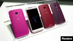 Los usuarios que se decanten por el Moto X podrán elegir entre un amplio abanico de colores e incluso acabados como madera de bambú, teca o ébano. Se pueden también añadir detalles como grabados personalizados, firmas o dedicatorias.