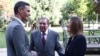 El presidente del gobierno español, Pedro Sánchez, recibe al candidato opositor venezolano Edmundo Gonzáles Urrutia y a su hija Carolina González en el Palacio de la Moncloa de Madrid, el 12 de septiembre de 2024.