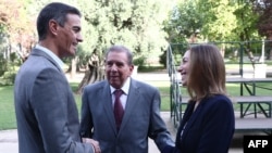 El presidente del gobierno español, Pedro Sánchez, recibe al candidato opositor venezolano Edmundo Gonzáles Urrutia y a su hija Carolina González en el Palacio de la Moncloa de Madrid, el 12 de septiembre de 2024.