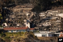 Properti rusak akibat Kebakaran Palisades di kawasan Pacific Palisades, Los Angeles, Rabu, 15 Januari 2025. (Foto: AP)