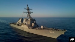 Kapal perang AS USS Carney yang diserang di Laut Merah (foto: dok). 