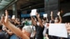 Manifestantes en Hong Kong levantan papeles en blanco como alegoría a los lemas prohibidos por la nueva ley de seguridad nacional impuesta por China.