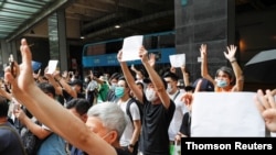 Activistas protestan en Hong Kong contra la censura de libros críticos con el gobierno y la ley de Seguridad Nacional impuesta recientemente por Beijing.