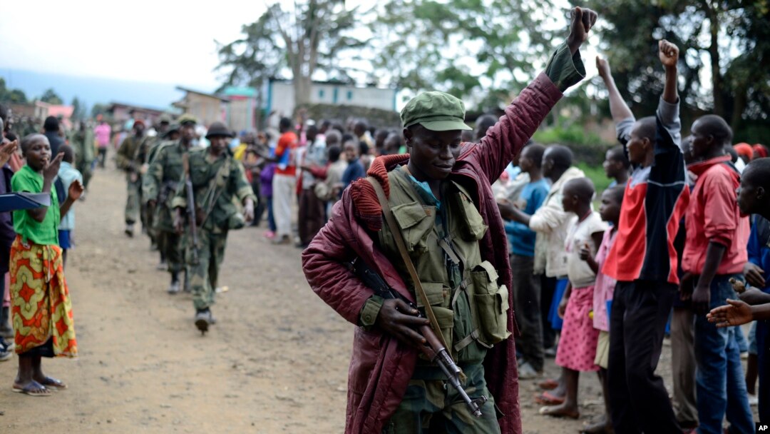 Tentara Kongo disambut warga di Bunagana, dekat perbatasan Uganda. (Foto: Dok)