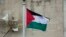 Bendera Palestina dikibarkan di Markas PBB, 30 September 2015. (Foto: AP)