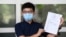 លោក Joshua Wong បង្ហាញឯកសារដាក់ពាក្យរបស់លោក ឈរឈ្មោះជាបេក្ខជនសម្រាប់ការបោះឆ្នោតតំណែងជាតំណាងរាស្ត្រ ទៅកាន់អ្នកសារព័ត៌មាន នៅទីក្រុងហុងកុង ថ្ងៃទី២០ ខែកក្កដា ឆ្នាំ២០២០។  