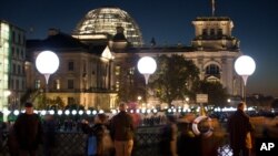 Rangkaian balon bersinar sepanjang 15 kilometer terpasang di bekas perbatasan Jerman Barat dan Timur, dalam peringatan 25 tahun runtuhnya tembok Berlin (8/11). (AP Photo/dpa, Kay Nietfeld)